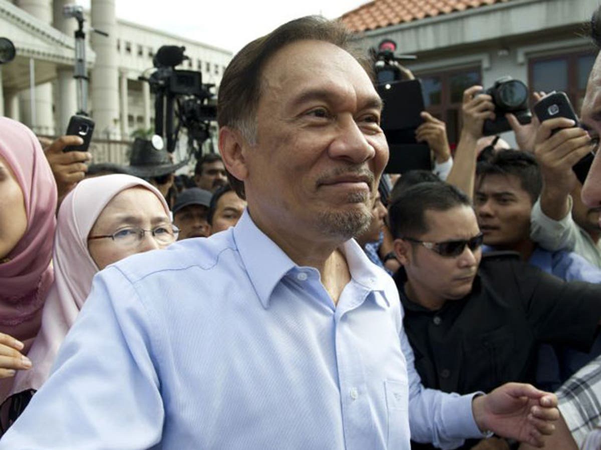 Malaysias Opposition Leader Anwar Ibrahim Cleared Of Sex Charge The Independent The Independent 7055